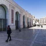 Iniziamo il nostro viaggio da Piazza del Ferrarese, l�entrata principale di Bari Vecchia arrivando dal borgo nuovo. Questo arieggiato spiazzo quadrangolare prende il nome da Girolamo Barucchelli, ricco commerciante d�olii ferrarese che nel Settecento vi prese casa. Sempre molto frequentata, � circondata da edifici storici